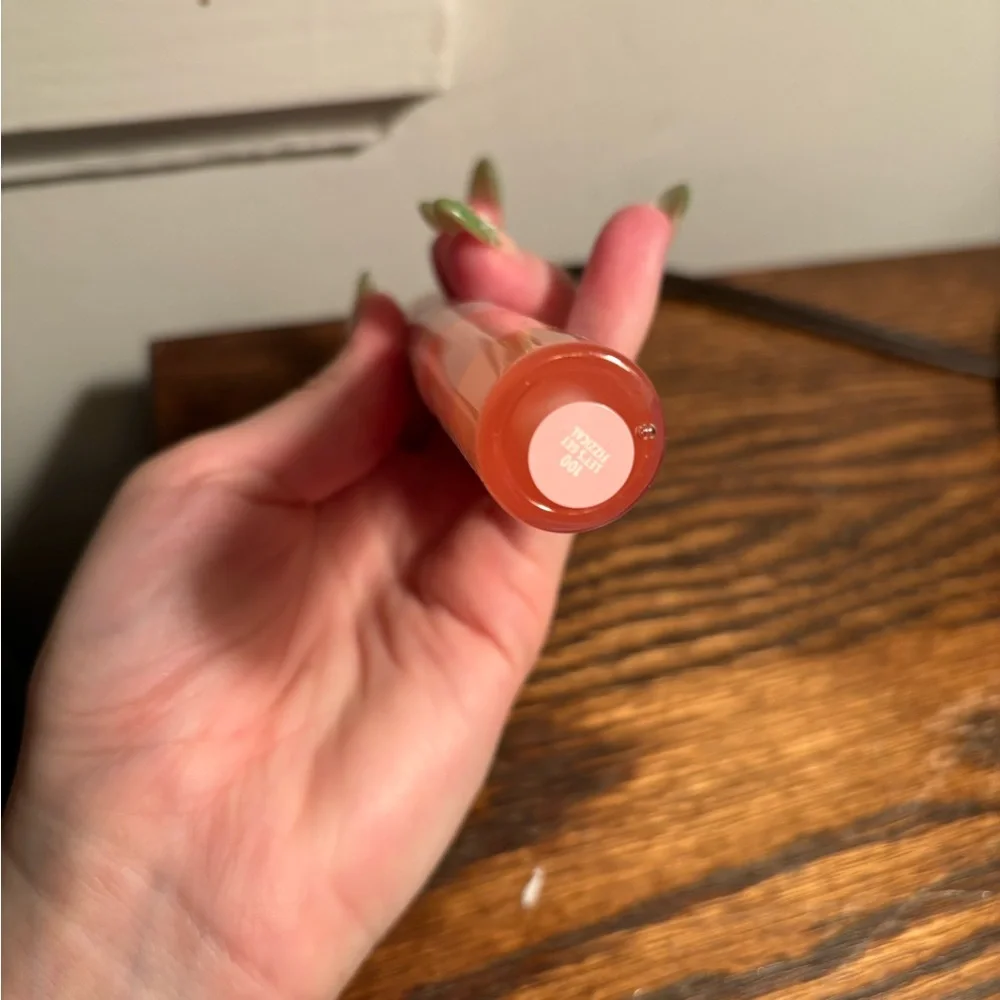 NWT Covergirl Yummy Lip Gloss let's get fizzical - Picture 3 of 3
